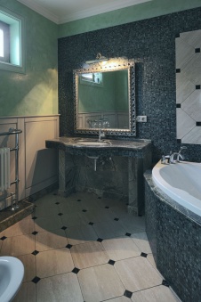 Фото интерьера санузла дома в стиле неоклассика