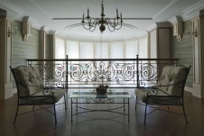 Фото интерьера балкона дома в стиле неоклассика