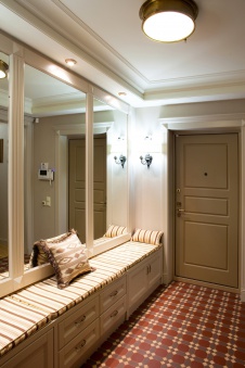 Фото интерьера входной зоны квартиры в стиле неоклассика