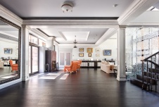 Фото интерьера входной зоны дома в неоклассическом стиле