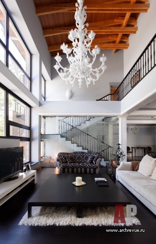 Фото интерьера лестничного холла дома в неоклассическом стиле Фото интерьера лестницы дома в неоклассическом стиле