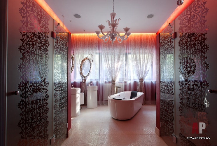Фото интерьера ванной дома в неоклассическом стиле