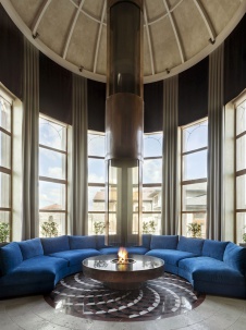 Фото интерьера каминной небольшого дома в стиле фьюжн