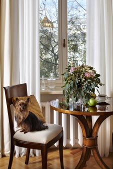 Фото интерьера гостиной квартиры в стиле неоклассика