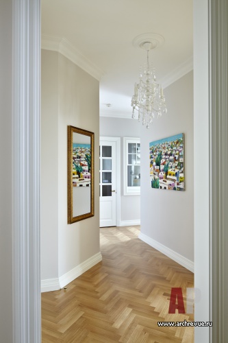 Фото интерьера коридора квартиры в стиле неоклассика