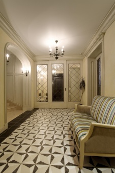 Фото интерьера входной зоны дома в стиле неоклассика