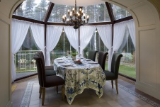 Фото интерьера столовой дома в стиле неоклассика