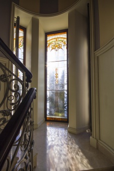 Фото интерьера лестницы дома в стиле неоклассика