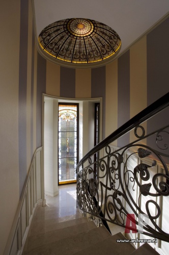 Фото интерьера лестницы дома в стиле неоклассика