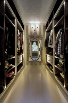Фото интерьера гардеробной дома в стиле неоклассика