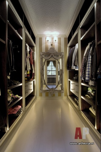 Фото интерьера гардеробной дома в стиле неоклассика