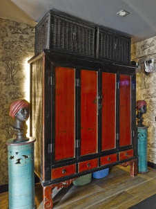 Фото интерьера входной зоны небольшой квартиры в стиле фьюжн