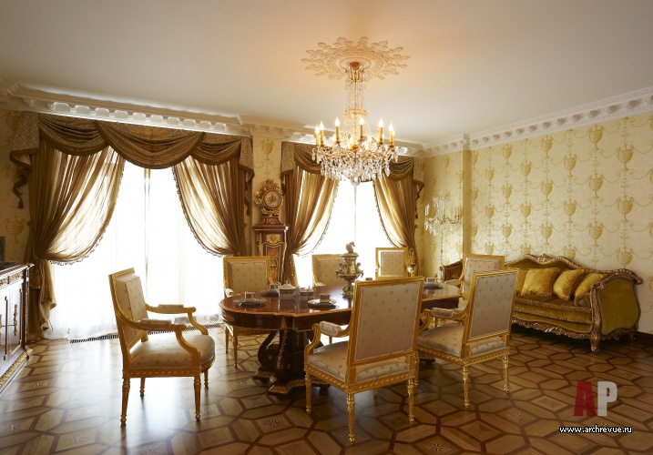 Фото интерьера столовой квартиры в дворцовом стиле
