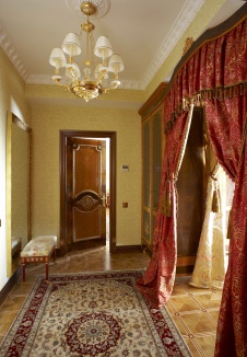 Фото интерьера коридора квартиры в дворцовом стиле