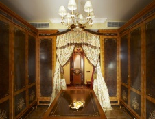 Фото интерьера гардеробной квартиры в дворцовом стиле