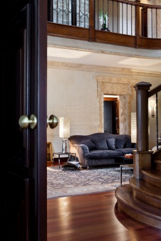 Фото интерьера гостиной дома в стиле неоклассика