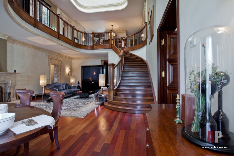 Фото интерьера лестницы дома в стиле неоклассика