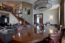 Фото интерьера столовой дома в стиле неоклассика