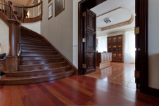 Фото интерьера лестницы дома в стиле неоклассика