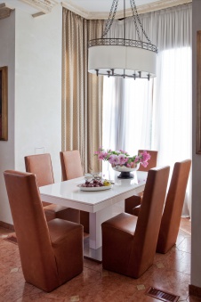 Фото интерьера кухни дома в стиле неоклассика 