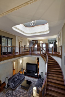 Фото интерьера лестничного холла дома в стиле неоклассика