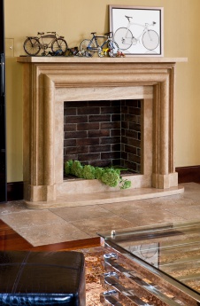 Фото интерьера каминной дома в стиле неоклассика