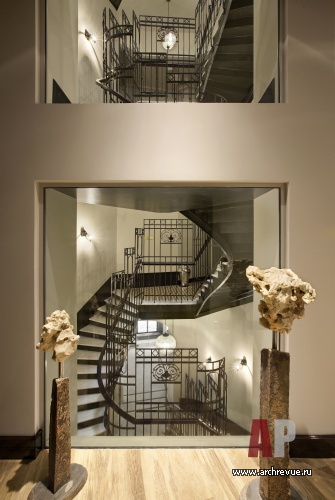 Фото интерьера лестницы отеля в стиле неоклассика