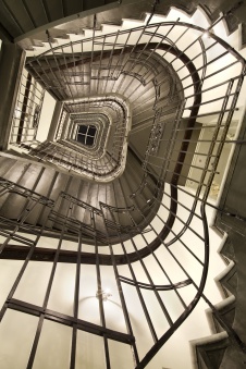 Фото интерьера лестницы отеля в стиле неоклассика
