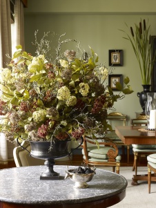 Фото интерьера столовой квартиры в стиле неоклассика 