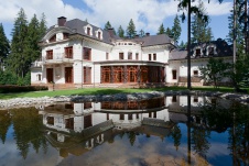 Фото фасада дома в дворцовом стиле