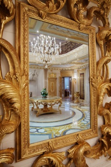 Фото интерьера входной зоны дома в дворцовом стиле