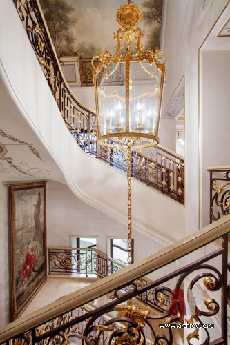 Фото интерьера лестницы дома в дворцовом стиле Фото интерьера лестничного холла дома в дворцовом стиле