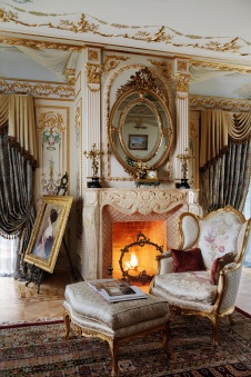 Фото интерьера каминной дома в дворцовом стиле