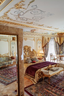 Фото интерьера спальни дома в дворцовом стиле
