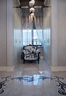 Фото интерьера входной зоны двухэтажной квартиры в стиле неоклассика