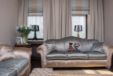 Фото интерьера гостиной двухэтажной квартиры в стиле неоклассика