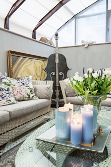 Фото интерьера зоны отдыха двухэтажной квартиры в стиле неоклассика