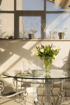 Фото интерьера столовой двухэтажной квартиры в стиле неоклассика