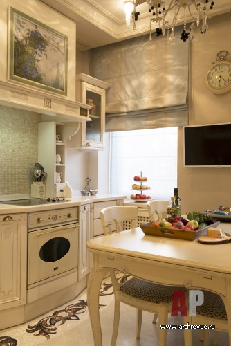 Фото интерьера кухни двухэтажной квартиры в стиле неоклассика