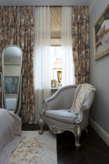 Фото интерьера спальни двухэтажной квартиры в стиле неоклассика