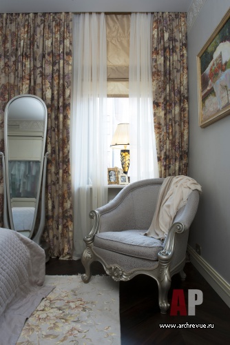 Фото интерьера спальни двухэтажной квартиры в стиле неоклассика