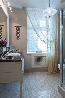 Фото интерьера санузла двухэтажной квартиры в стиле неоклассика