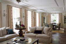 Фото интерьера гостиной дома в стиле фьюжн