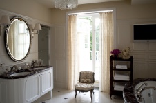 Фото интерьера ванной дома в стиле фьюжн