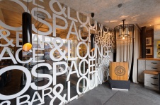 Фото интерьера входной зоны ресторана клуба в стиле гламур