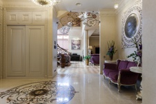 Фото интерьера входной зоны дома в стиле неоклассика