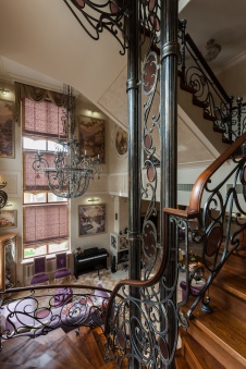 Фото интерьера лестницы дома в стиле неоклассика