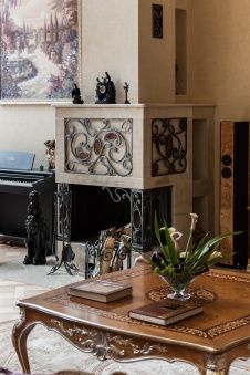 Фото интерьера каминной дома в стиле неоклассика