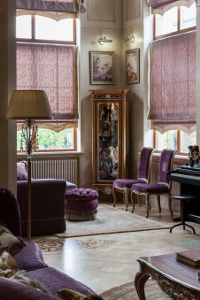 Фото интерьера гостиной дома в стиле неоклассика