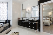 Фото интерьера санузла дома в стиле неоклассика